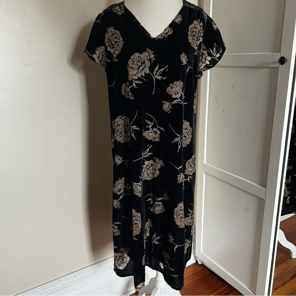 J. Jill Pure Jill Elements Velvet Floral Short Sleeve Black Swing Style Dress- M